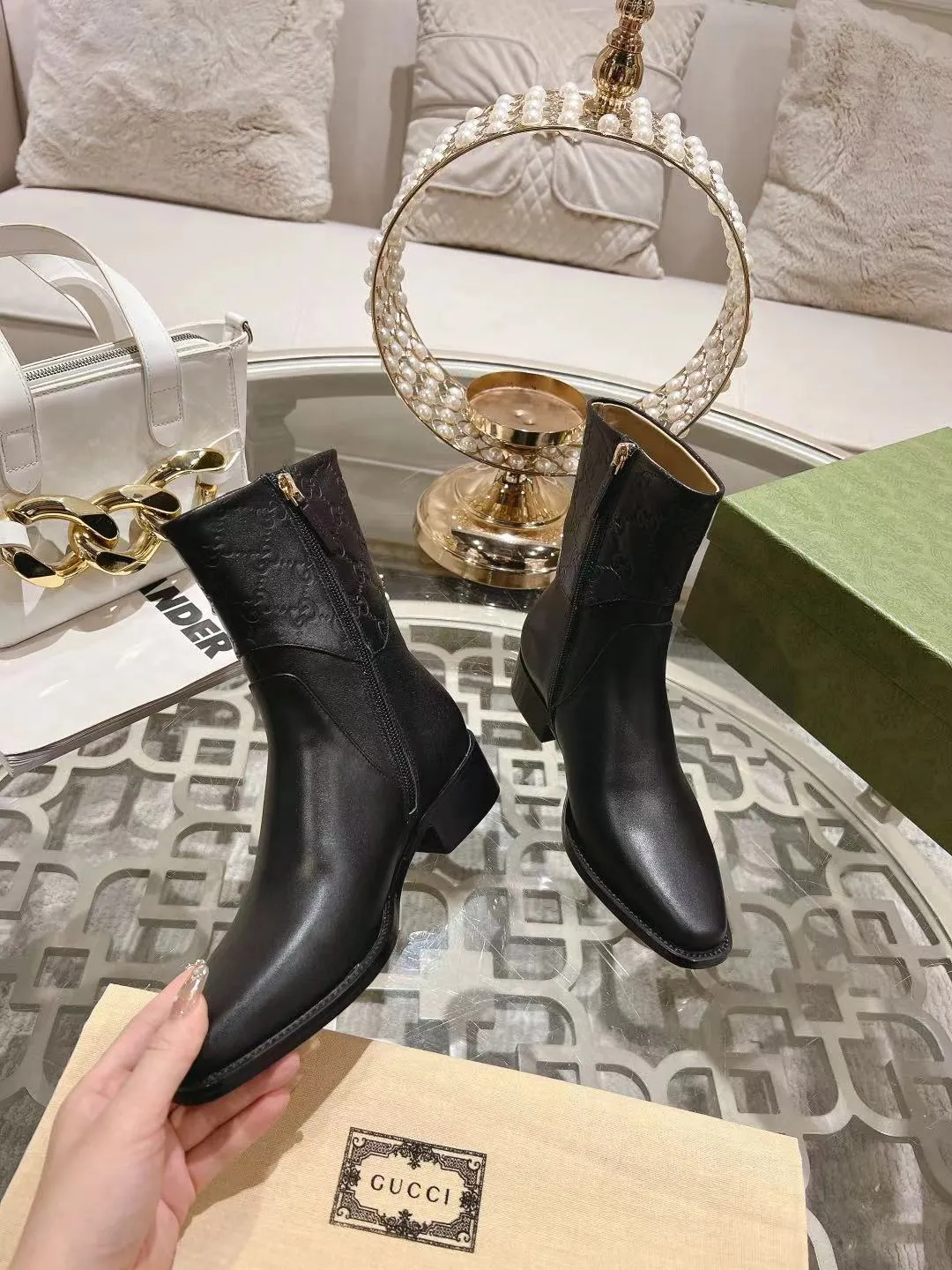 👟👟Ex-factory price 600👟👟 Gucci's latest popular half-horsebit detail boots for autumn and winter, European and American punk style riding boots, horsebit detail boots, the same style as the big-name street style darlings of European and American stars. Upper: Calfskin imported from Italy Size: 35-42#